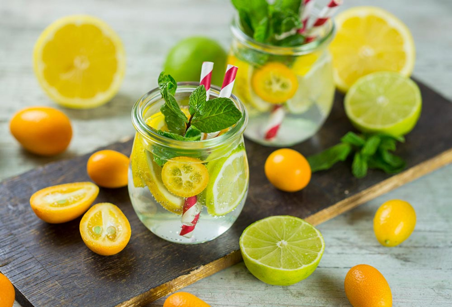Limon ve Nane Detoks Suyu Malzemeler: 1 litre su 1 adet limon Birkaç dal taze nane İsteğe bağlı olarak birkaç dilim salatalık Hazırlık: Limonu ince dilimler halinde kesin. Nane yapraklarını saplarından ayırın. Tüm malzemeleri su dolu bir sürahiye ekleyin ve iyice karıştırın. Bu karışımı buzdolabında en az 2 saat bekletin ve ardından soğuk olarak servis edin. Çilek ve Fesleğen Detoks Suyu Malzemeler: 1 litre su 5-6 adet taze çilek Birkaç dal taze fesleğen Yarım limon Hazırlık: Çilekleri yıkayın ve dilimleyin. Fesleğen yapraklarını saplarından ayırın. Limonu dilimleyin. Tüm malzemeleri su dolu bir sürahiye ekleyin ve iyice karıştırın. Bu karışımı buzdolabında en az 2 saat bekletin ve ardından soğuk olarak servis edin. Salatalık ve Nane Detoks Suyu Malzemeler: 1 litre su 1 adet salatalık Birkaç dal taze nane İsteğe bağlı olarak birkaç dilim limon Hazırlık: Salatalığı ince dilimler halinde kesin. Nane yapraklarını saplarından ayırın. Tüm malzemeleri su dolu bir sürahiye ekleyin ve iyice karıştırın. Bu karışımı buzdolabında en az 2 saat bekletin ve ardından soğuk olarak servis edin. Ananas ve Nane Detoks Suyu Malzemeler: 1 litre su 1 su bardağı ananas dilimleri Birkaç dal taze nane Hazırlık: Ananası dilimleyin. Nane yapraklarını saplarından ayırın. Tüm malzemeleri su dolu bir sürahiye ekleyin ve iyice karıştırın. Bu karışımı buzdolabında en az 2 saat bekletin ve ardından soğuk olarak servis edin. Portakal ve Yaban Mersini Detoks Suyu Malzemeler: 1 litre su 1 adet portakal 1 su bardağı yaban mersini Hazırlık: Portakalı ince dilimler halinde kesin. Yaban mersinlerini yıkayın. Tüm malzemeleri su dolu bir sürahiye ekleyin ve iyice karıştırın. Bu karışımı buzdolabında en az 2 saat bekletin ve ardından soğuk olarak servis edin.