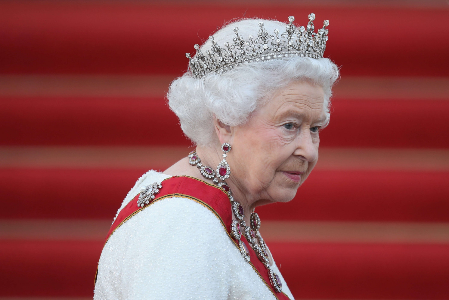 Akıllarda tek soru: Kraliçe Elizabeth yaşıyor mu?