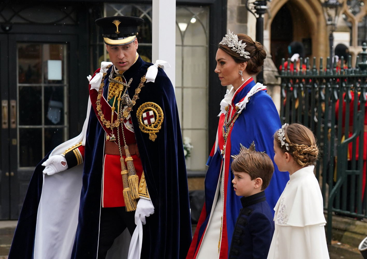 Prenses Diana’ya gönderme: Taç giyme töreninin en önemli kıyafeti Kate Middleton’dan geldi.