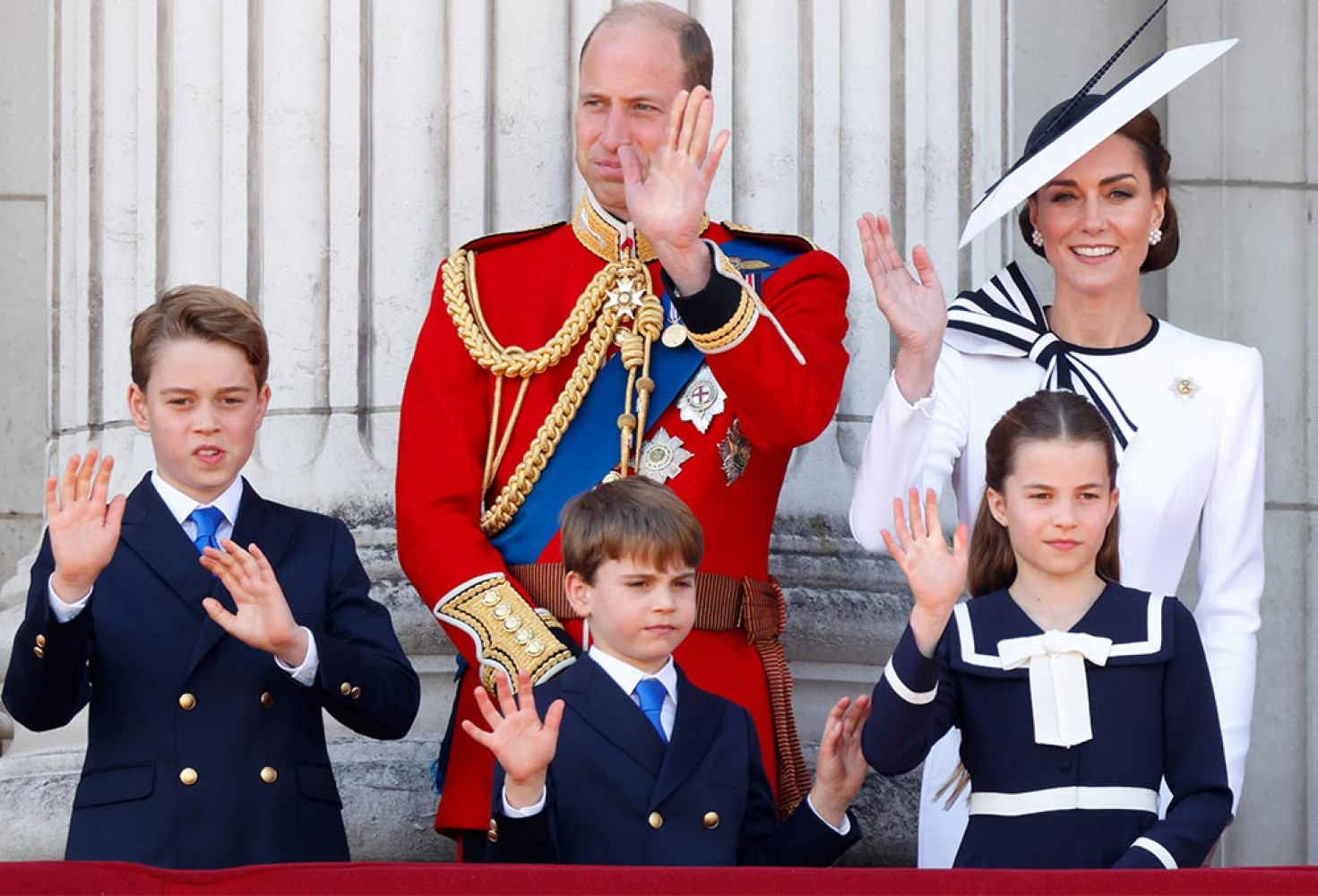 Galler Prensesi Kate Middleton, ocak ayında sebebi açıklanmayan bir ameliyat olmuştu. Spekülasyonların ardından Middleton mart ayında kansere yakalandığını ve önleyici kemoterapi gördüğünü açıkladı.    Noel kutlamalarından beri halkın karşısına çıkmayan Middleton, geleneksel Trooping the Colour etkinliğine katıldı.    Trooping the Colour, Birleşik Krallık’ta hükümdarın doğum günü etkinliği olarak kutlanıyor.    Etkinlik kapsamında Kraliyet ailesi, Kraliyet Hava Kuvvetleri tarafından yapılan özel uçuşu izlemek için Buckingham Sarayı'nın balkonunda bir araya geliyor.    Galler Prensesi, etkinlikte İrlanda Muhafızları’nın Albay’ı ünvanı gereği selam durdu.    Prenses, etkinliğe katılmadan önce sosyal medya hesabında yaptığı paylaşımda tedavisinin birkaç ay daha devam edeceğini ve yaz aylarında başka etkinliklere de katılmayı umduğunu belirtti.