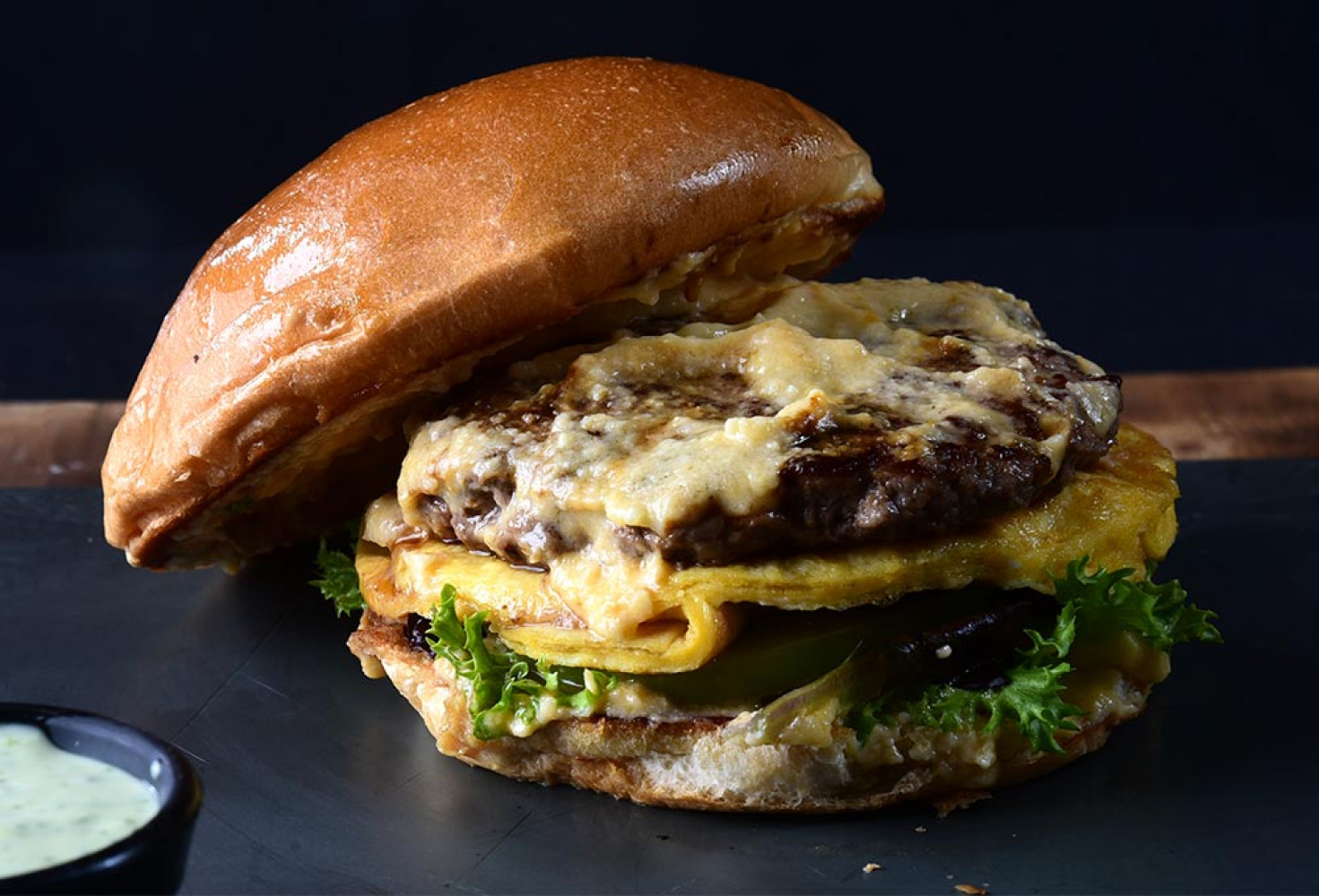Guy Fieri’den parmak ısırtan burger tarifleri 