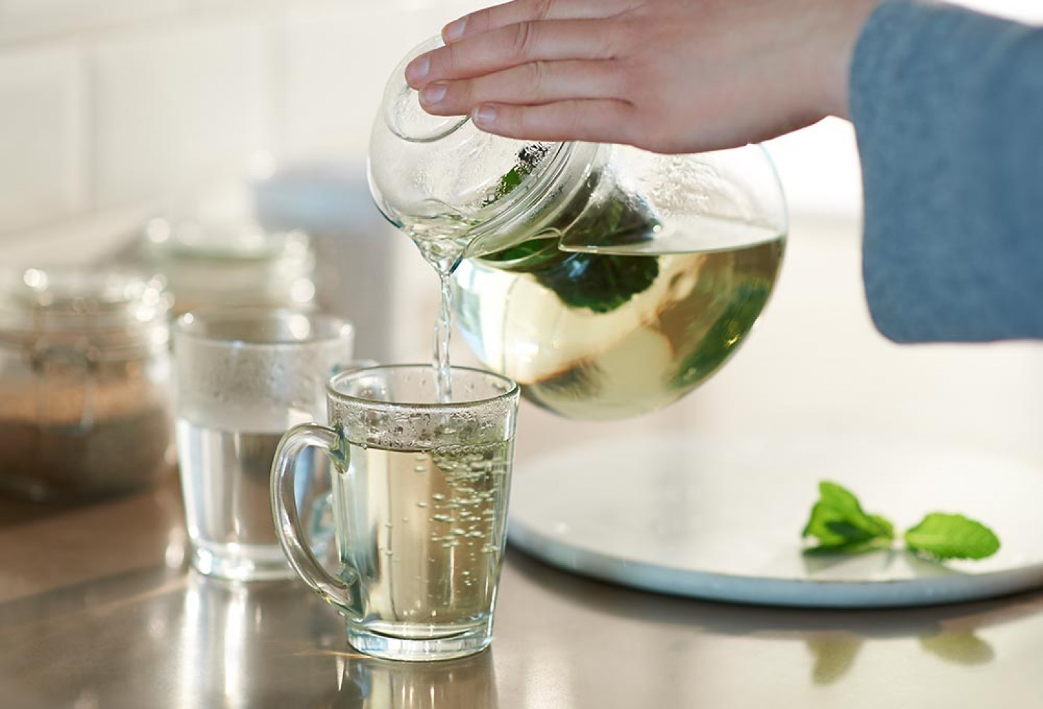 Limon ve Nane Detoks Suyu Malzemeler: 1 litre su 1 adet limon Birkaç dal taze nane İsteğe bağlı olarak birkaç dilim salatalık Hazırlık: Limonu ince dilimler halinde kesin. Nane yapraklarını saplarından ayırın. Tüm malzemeleri su dolu bir sürahiye ekleyin ve iyice karıştırın. Bu karışımı buzdolabında en az 2 saat bekletin ve ardından soğuk olarak servis edin. Çilek ve Fesleğen Detoks Suyu Malzemeler: 1 litre su 5-6 adet taze çilek Birkaç dal taze fesleğen Yarım limon Hazırlık: Çilekleri yıkayın ve dilimleyin. Fesleğen yapraklarını saplarından ayırın. Limonu dilimleyin. Tüm malzemeleri su dolu bir sürahiye ekleyin ve iyice karıştırın. Bu karışımı buzdolabında en az 2 saat bekletin ve ardından soğuk olarak servis edin. Salatalık ve Nane Detoks Suyu Malzemeler: 1 litre su 1 adet salatalık Birkaç dal taze nane İsteğe bağlı olarak birkaç dilim limon Hazırlık: Salatalığı ince dilimler halinde kesin. Nane yapraklarını saplarından ayırın. Tüm malzemeleri su dolu bir sürahiye ekleyin ve iyice karıştırın. Bu karışımı buzdolabında en az 2 saat bekletin ve ardından soğuk olarak servis edin. Ananas ve Nane Detoks Suyu Malzemeler: 1 litre su 1 su bardağı ananas dilimleri Birkaç dal taze nane Hazırlık: Ananası dilimleyin. Nane yapraklarını saplarından ayırın. Tüm malzemeleri su dolu bir sürahiye ekleyin ve iyice karıştırın. Bu karışımı buzdolabında en az 2 saat bekletin ve ardından soğuk olarak servis edin. Portakal ve Yaban Mersini Detoks Suyu Malzemeler: 1 litre su 1 adet portakal 1 su bardağı yaban mersini Hazırlık: Portakalı ince dilimler halinde kesin. Yaban mersinlerini yıkayın. Tüm malzemeleri su dolu bir sürahiye ekleyin ve iyice karıştırın. Bu karışımı buzdolabında en az 2 saat bekletin ve ardından soğuk olarak servis edin.