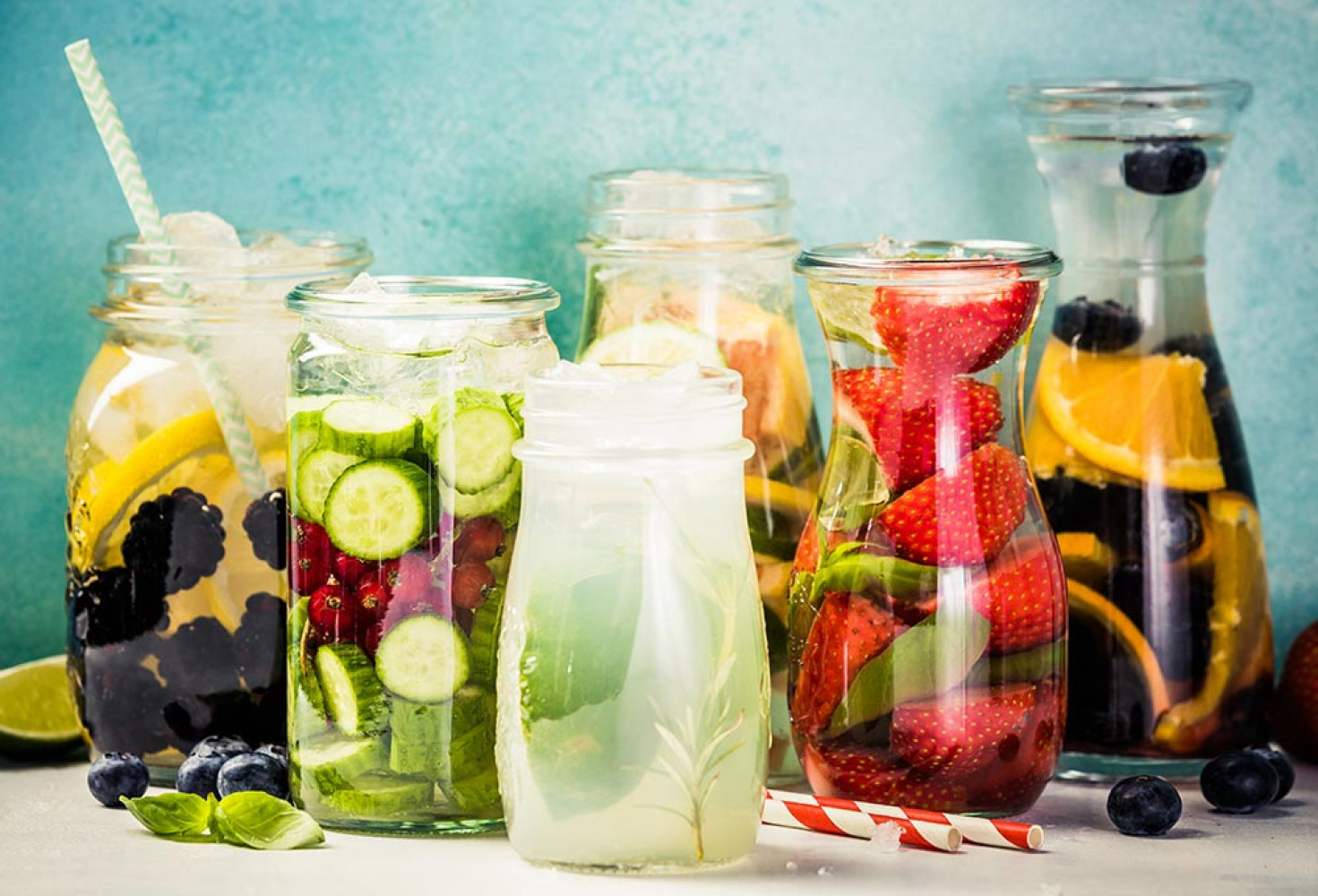 Limon ve Nane Detoks Suyu Malzemeler: 1 litre su 1 adet limon Birkaç dal taze nane İsteğe bağlı olarak birkaç dilim salatalık Hazırlık: Limonu ince dilimler halinde kesin. Nane yapraklarını saplarından ayırın. Tüm malzemeleri su dolu bir sürahiye ekleyin ve iyice karıştırın. Bu karışımı buzdolabında en az 2 saat bekletin ve ardından soğuk olarak servis edin. Çilek ve Fesleğen Detoks Suyu Malzemeler: 1 litre su 5-6 adet taze çilek Birkaç dal taze fesleğen Yarım limon Hazırlık: Çilekleri yıkayın ve dilimleyin. Fesleğen yapraklarını saplarından ayırın. Limonu dilimleyin. Tüm malzemeleri su dolu bir sürahiye ekleyin ve iyice karıştırın. Bu karışımı buzdolabında en az 2 saat bekletin ve ardından soğuk olarak servis edin. Salatalık ve Nane Detoks Suyu Malzemeler: 1 litre su 1 adet salatalık Birkaç dal taze nane İsteğe bağlı olarak birkaç dilim limon Hazırlık: Salatalığı ince dilimler halinde kesin. Nane yapraklarını saplarından ayırın. Tüm malzemeleri su dolu bir sürahiye ekleyin ve iyice karıştırın. Bu karışımı buzdolabında en az 2 saat bekletin ve ardından soğuk olarak servis edin. Ananas ve Nane Detoks Suyu Malzemeler: 1 litre su 1 su bardağı ananas dilimleri Birkaç dal taze nane Hazırlık: Ananası dilimleyin. Nane yapraklarını saplarından ayırın. Tüm malzemeleri su dolu bir sürahiye ekleyin ve iyice karıştırın. Bu karışımı buzdolabında en az 2 saat bekletin ve ardından soğuk olarak servis edin. Portakal ve Yaban Mersini Detoks Suyu Malzemeler: 1 litre su 1 adet portakal 1 su bardağı yaban mersini Hazırlık: Portakalı ince dilimler halinde kesin. Yaban mersinlerini yıkayın. Tüm malzemeleri su dolu bir sürahiye ekleyin ve iyice karıştırın. Bu karışımı buzdolabında en az 2 saat bekletin ve ardından soğuk olarak servis edin.