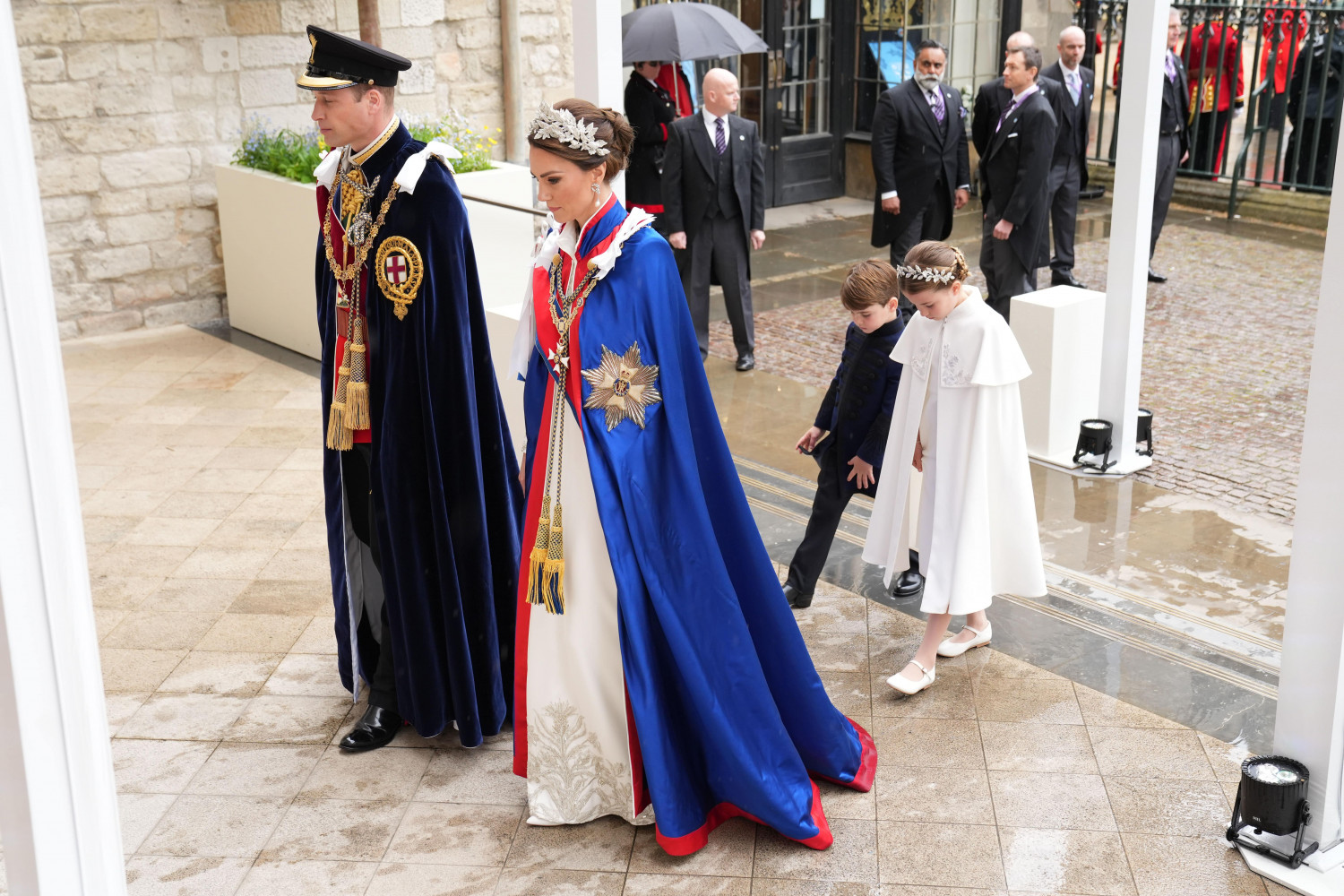 Prenses Diana’ya gönderme: Taç giyme töreninin en önemli kıyafeti Kate Middleton’dan geldi.