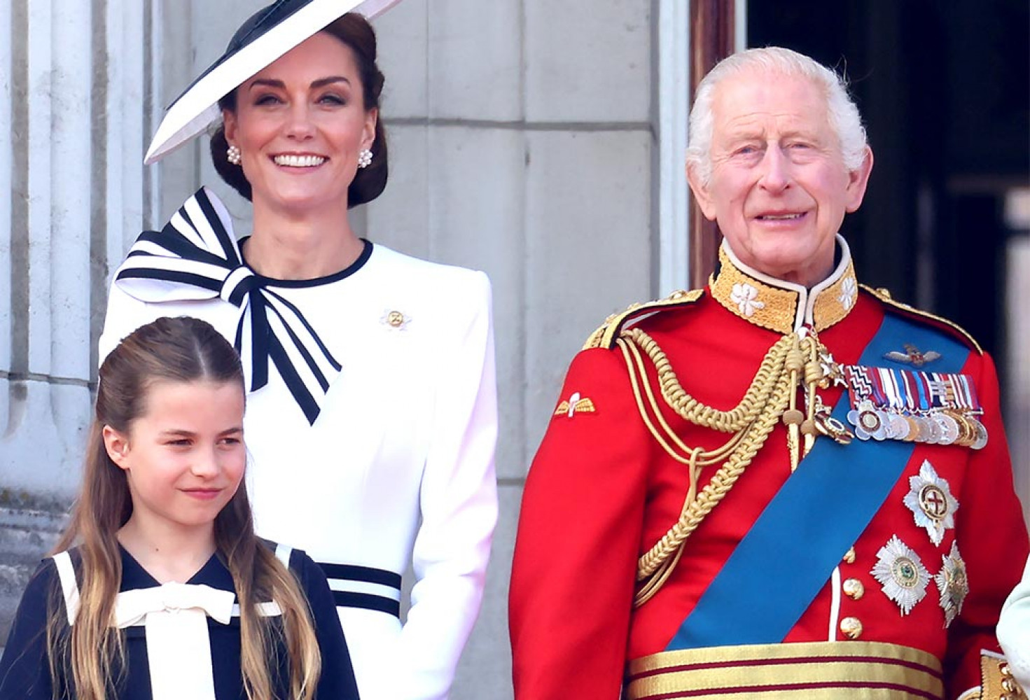 Galler Prensesi Kate Middleton, ocak ayında sebebi açıklanmayan bir ameliyat olmuştu. Spekülasyonların ardından Middleton mart ayında kansere yakalandığını ve önleyici kemoterapi gördüğünü açıkladı.    Noel kutlamalarından beri halkın karşısına çıkmayan Middleton, geleneksel Trooping the Colour etkinliğine katıldı.    Trooping the Colour, Birleşik Krallık’ta hükümdarın doğum günü etkinliği olarak kutlanıyor.    Etkinlik kapsamında Kraliyet ailesi, Kraliyet Hava Kuvvetleri tarafından yapılan özel uçuşu izlemek için Buckingham Sarayı'nın balkonunda bir araya geliyor.    Galler Prensesi, etkinlikte İrlanda Muhafızları’nın Albay’ı ünvanı gereği selam durdu.    Prenses, etkinliğe katılmadan önce sosyal medya hesabında yaptığı paylaşımda tedavisinin birkaç ay daha devam edeceğini ve yaz aylarında başka etkinliklere de katılmayı umduğunu belirtti.