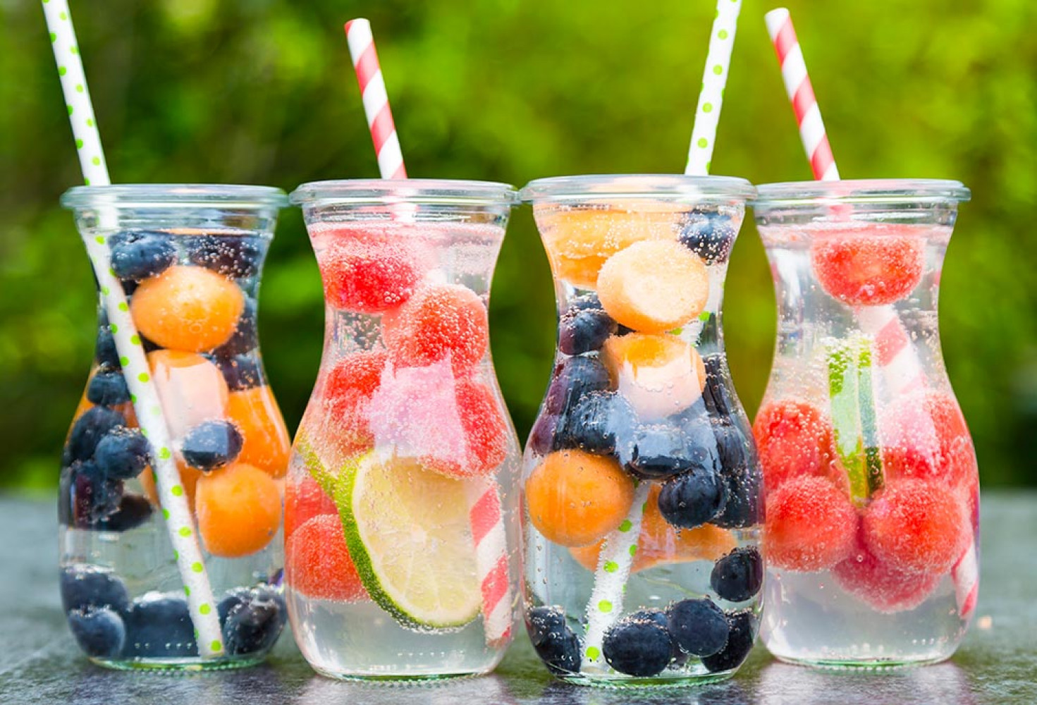Limon ve Nane Detoks Suyu Malzemeler: 1 litre su 1 adet limon Birkaç dal taze nane İsteğe bağlı olarak birkaç dilim salatalık Hazırlık: Limonu ince dilimler halinde kesin. Nane yapraklarını saplarından ayırın. Tüm malzemeleri su dolu bir sürahiye ekleyin ve iyice karıştırın. Bu karışımı buzdolabında en az 2 saat bekletin ve ardından soğuk olarak servis edin. Çilek ve Fesleğen Detoks Suyu Malzemeler: 1 litre su 5-6 adet taze çilek Birkaç dal taze fesleğen Yarım limon Hazırlık: Çilekleri yıkayın ve dilimleyin. Fesleğen yapraklarını saplarından ayırın. Limonu dilimleyin. Tüm malzemeleri su dolu bir sürahiye ekleyin ve iyice karıştırın. Bu karışımı buzdolabında en az 2 saat bekletin ve ardından soğuk olarak servis edin. Salatalık ve Nane Detoks Suyu Malzemeler: 1 litre su 1 adet salatalık Birkaç dal taze nane İsteğe bağlı olarak birkaç dilim limon Hazırlık: Salatalığı ince dilimler halinde kesin. Nane yapraklarını saplarından ayırın. Tüm malzemeleri su dolu bir sürahiye ekleyin ve iyice karıştırın. Bu karışımı buzdolabında en az 2 saat bekletin ve ardından soğuk olarak servis edin. Ananas ve Nane Detoks Suyu Malzemeler: 1 litre su 1 su bardağı ananas dilimleri Birkaç dal taze nane Hazırlık: Ananası dilimleyin. Nane yapraklarını saplarından ayırın. Tüm malzemeleri su dolu bir sürahiye ekleyin ve iyice karıştırın. Bu karışımı buzdolabında en az 2 saat bekletin ve ardından soğuk olarak servis edin. Portakal ve Yaban Mersini Detoks Suyu Malzemeler: 1 litre su 1 adet portakal 1 su bardağı yaban mersini Hazırlık: Portakalı ince dilimler halinde kesin. Yaban mersinlerini yıkayın. Tüm malzemeleri su dolu bir sürahiye ekleyin ve iyice karıştırın. Bu karışımı buzdolabında en az 2 saat bekletin ve ardından soğuk olarak servis edin.
