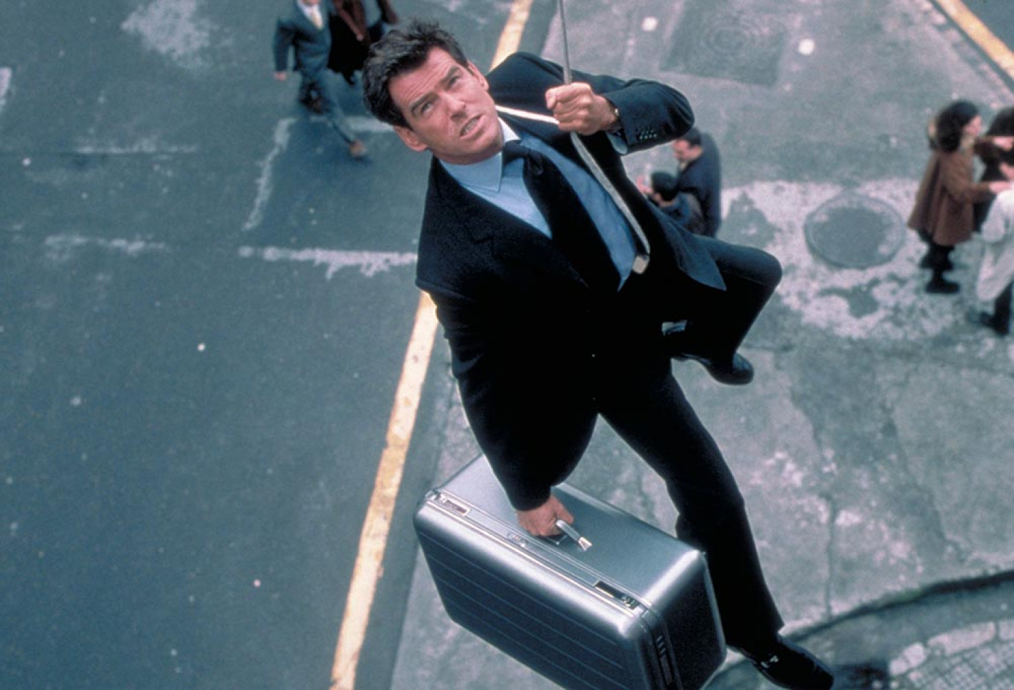 dunyayetmez.jpg Bond. James Bond. Nisan’da DMAX’te.