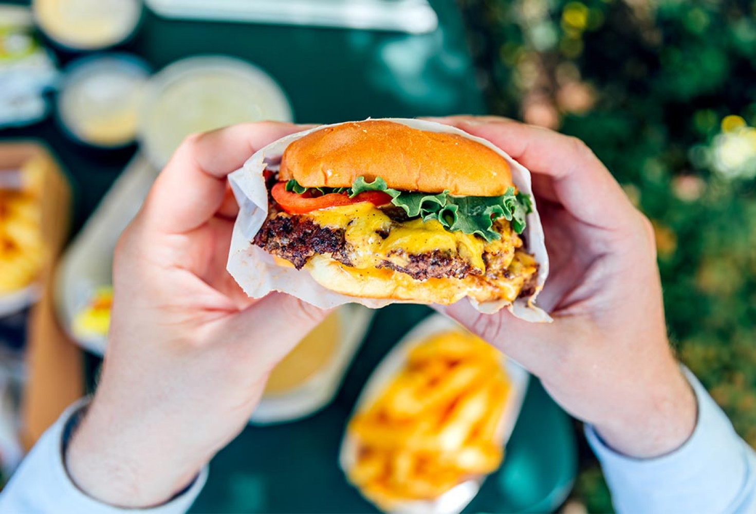 Guy Fieri’den parmak ısırtan burger tarifleri 