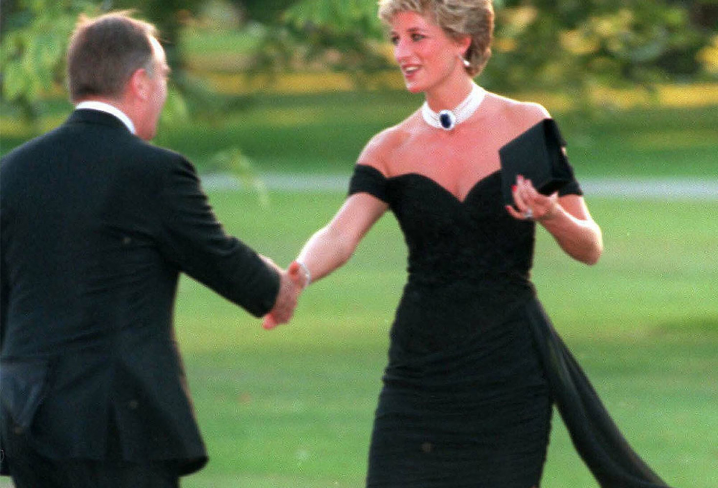 dianaelbise1.jpg Prenses Diana'nın ikonik ‘intikam elbisesi’ yeniden satışa çıkıyor