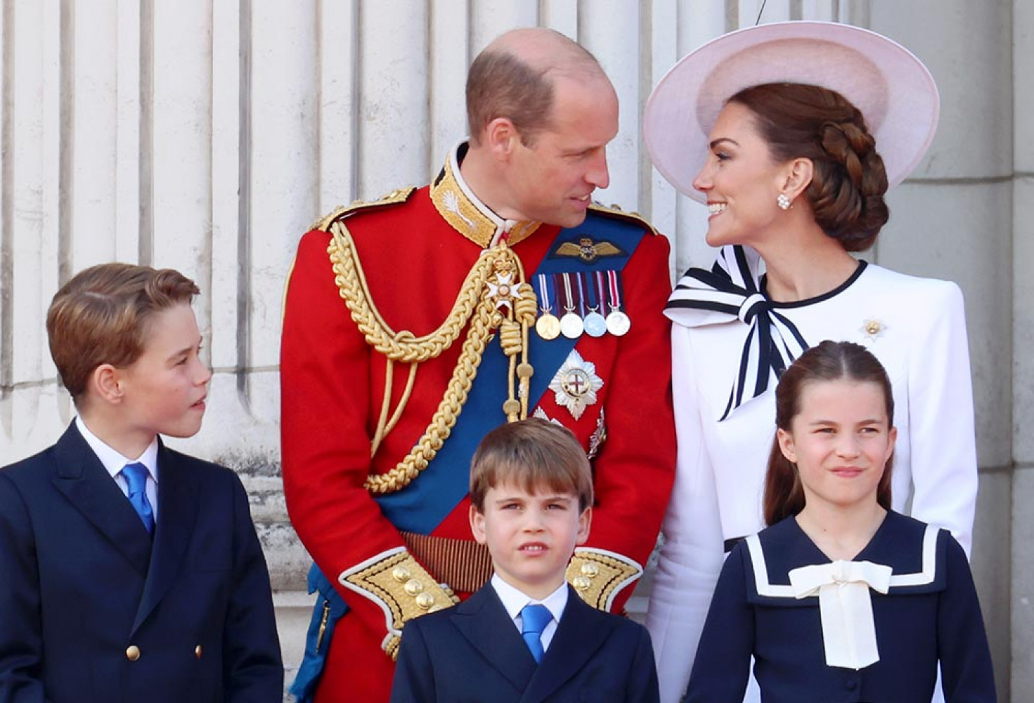 Galler Prensesi Kate Middleton, ocak ayında sebebi açıklanmayan bir ameliyat olmuştu. Spekülasyonların ardından Middleton mart ayında kansere yakalandığını ve önleyici kemoterapi gördüğünü açıkladı.    Noel kutlamalarından beri halkın karşısına çıkmayan Middleton, geleneksel Trooping the Colour etkinliğine katıldı.    Trooping the Colour, Birleşik Krallık’ta hükümdarın doğum günü etkinliği olarak kutlanıyor.    Etkinlik kapsamında Kraliyet ailesi, Kraliyet Hava Kuvvetleri tarafından yapılan özel uçuşu izlemek için Buckingham Sarayı'nın balkonunda bir araya geliyor.    Galler Prensesi, etkinlikte İrlanda Muhafızları’nın Albay’ı ünvanı gereği selam durdu.    Prenses, etkinliğe katılmadan önce sosyal medya hesabında yaptığı paylaşımda tedavisinin birkaç ay daha devam edeceğini ve yaz aylarında başka etkinliklere de katılmayı umduğunu belirtti.