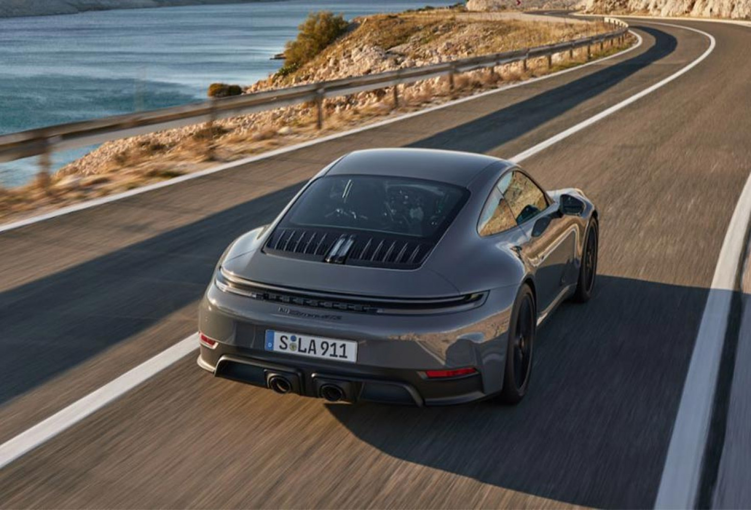 İlk hibrit Porsche 911 tanıtıldı