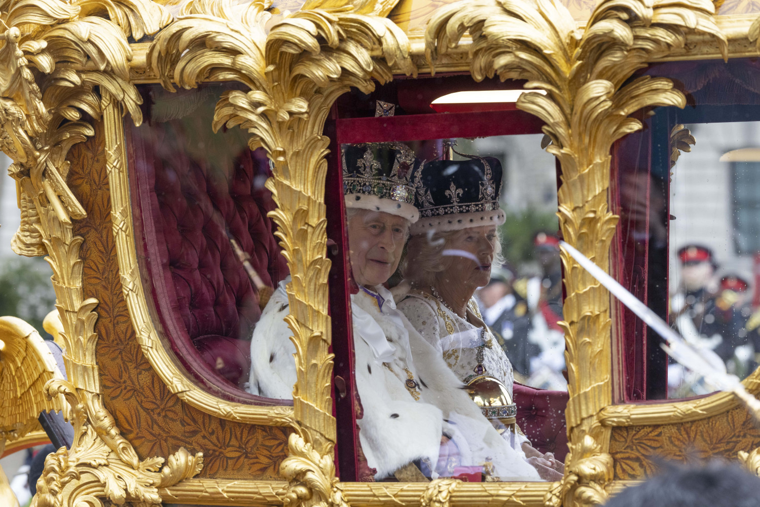 Kraliyet Ailesi’nin büyük günü: Kral 3. Charles büyüleyici törenle taç giydi