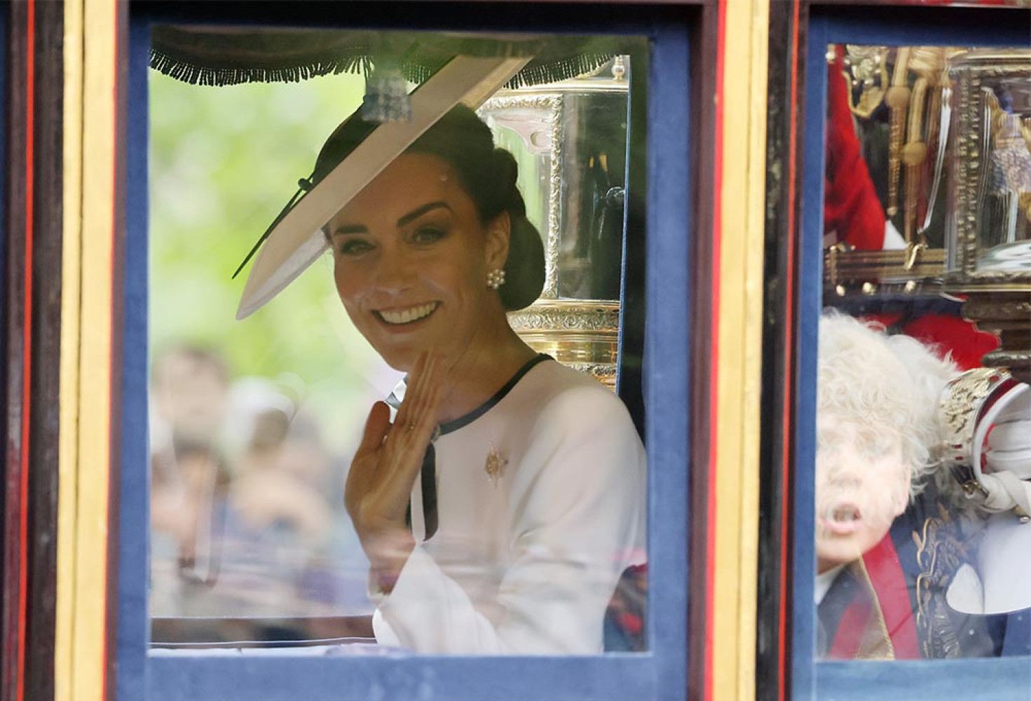 Galler Prensesi Kate Middleton, ocak ayında sebebi açıklanmayan bir ameliyat olmuştu. Spekülasyonların ardından Middleton mart ayında kansere yakalandığını ve önleyici kemoterapi gördüğünü açıkladı.    Noel kutlamalarından beri halkın karşısına çıkmayan Middleton, geleneksel Trooping the Colour etkinliğine katıldı.    Trooping the Colour, Birleşik Krallık’ta hükümdarın doğum günü etkinliği olarak kutlanıyor.    Etkinlik kapsamında Kraliyet ailesi, Kraliyet Hava Kuvvetleri tarafından yapılan özel uçuşu izlemek için Buckingham Sarayı'nın balkonunda bir araya geliyor.    Galler Prensesi, etkinlikte İrlanda Muhafızları’nın Albay’ı ünvanı gereği selam durdu.    Prenses, etkinliğe katılmadan önce sosyal medya hesabında yaptığı paylaşımda tedavisinin birkaç ay daha devam edeceğini ve yaz aylarında başka etkinliklere de katılmayı umduğunu belirtti.