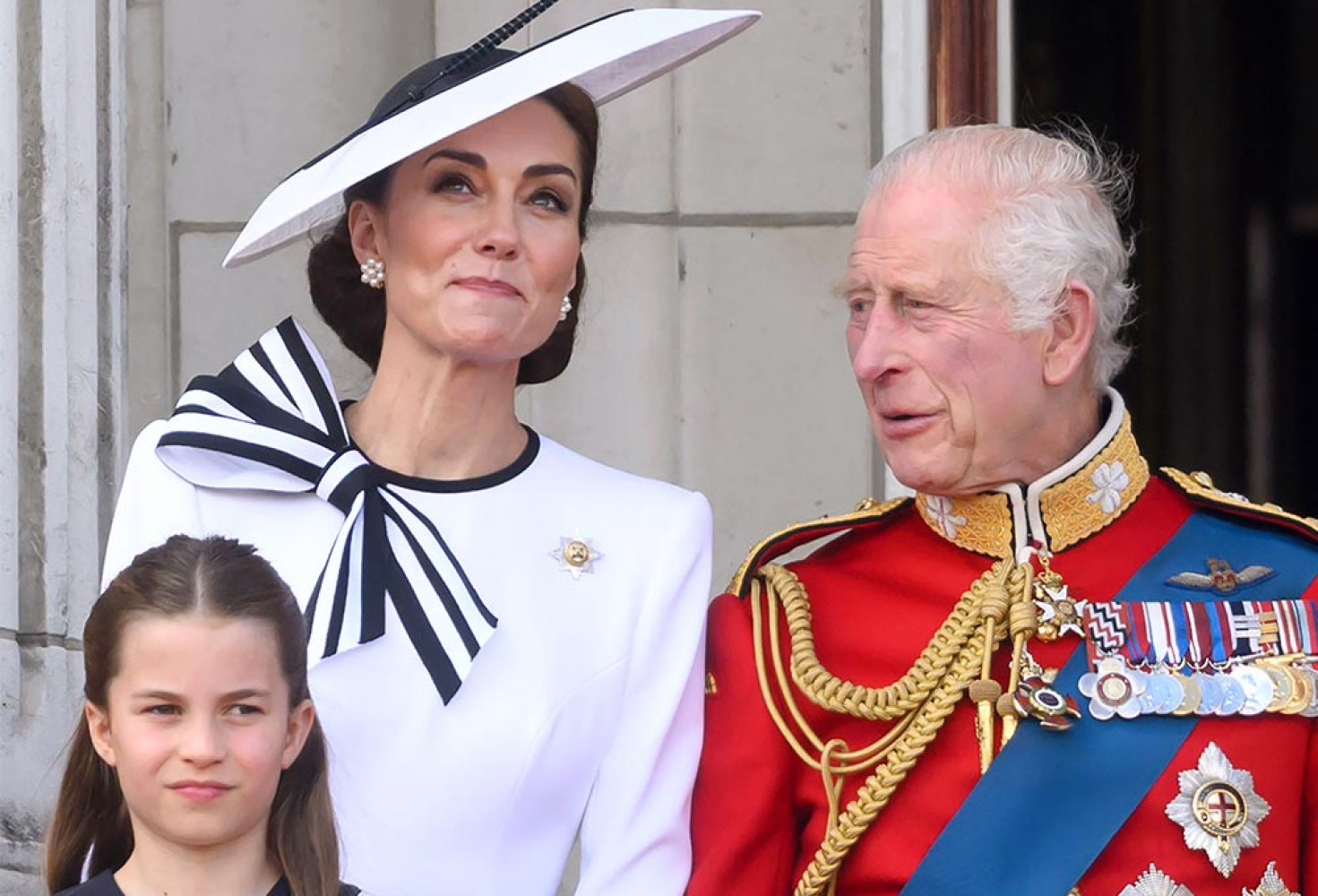 Galler Prensesi Kate Middleton, ocak ayında sebebi açıklanmayan bir ameliyat olmuştu. Spekülasyonların ardından Middleton mart ayında kansere yakalandığını ve önleyici kemoterapi gördüğünü açıkladı.    Noel kutlamalarından beri halkın karşısına çıkmayan Middleton, geleneksel Trooping the Colour etkinliğine katıldı.    Trooping the Colour, Birleşik Krallık’ta hükümdarın doğum günü etkinliği olarak kutlanıyor.    Etkinlik kapsamında Kraliyet ailesi, Kraliyet Hava Kuvvetleri tarafından yapılan özel uçuşu izlemek için Buckingham Sarayı'nın balkonunda bir araya geliyor.    Galler Prensesi, etkinlikte İrlanda Muhafızları’nın Albay’ı ünvanı gereği selam durdu.    Prenses, etkinliğe katılmadan önce sosyal medya hesabında yaptığı paylaşımda tedavisinin birkaç ay daha devam edeceğini ve yaz aylarında başka etkinliklere de katılmayı umduğunu belirtti.