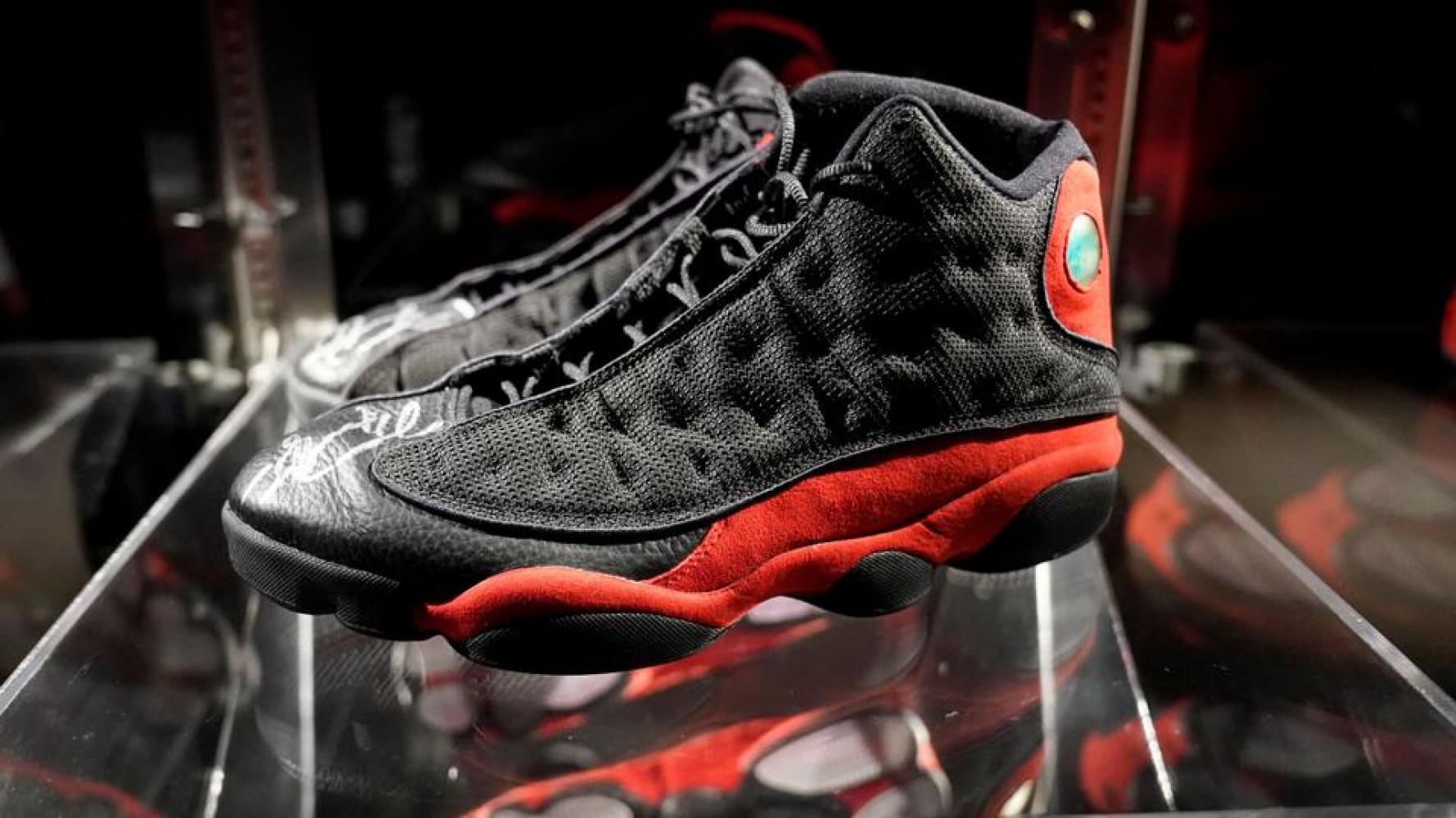 Michael Jordan’ın ‘Son Dans’ındaki ayakkabıları rekor fiyata alıcı buldu