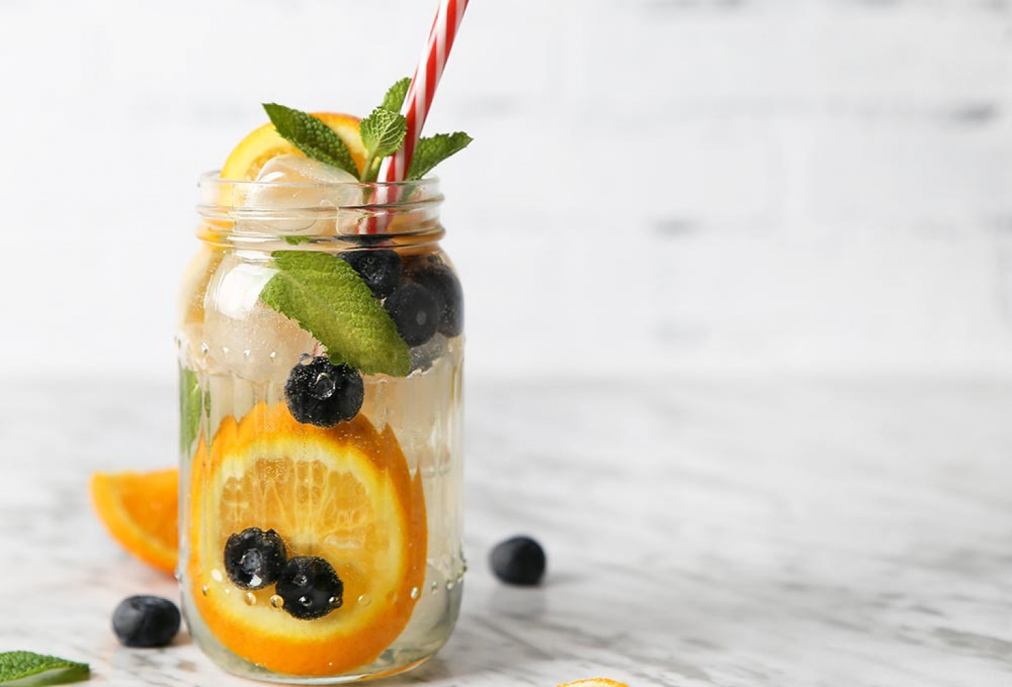 Limon ve Nane Detoks Suyu Malzemeler: 1 litre su 1 adet limon Birkaç dal taze nane İsteğe bağlı olarak birkaç dilim salatalık Hazırlık: Limonu ince dilimler halinde kesin. Nane yapraklarını saplarından ayırın. Tüm malzemeleri su dolu bir sürahiye ekleyin ve iyice karıştırın. Bu karışımı buzdolabında en az 2 saat bekletin ve ardından soğuk olarak servis edin. Çilek ve Fesleğen Detoks Suyu Malzemeler: 1 litre su 5-6 adet taze çilek Birkaç dal taze fesleğen Yarım limon Hazırlık: Çilekleri yıkayın ve dilimleyin. Fesleğen yapraklarını saplarından ayırın. Limonu dilimleyin. Tüm malzemeleri su dolu bir sürahiye ekleyin ve iyice karıştırın. Bu karışımı buzdolabında en az 2 saat bekletin ve ardından soğuk olarak servis edin. Salatalık ve Nane Detoks Suyu Malzemeler: 1 litre su 1 adet salatalık Birkaç dal taze nane İsteğe bağlı olarak birkaç dilim limon Hazırlık: Salatalığı ince dilimler halinde kesin. Nane yapraklarını saplarından ayırın. Tüm malzemeleri su dolu bir sürahiye ekleyin ve iyice karıştırın. Bu karışımı buzdolabında en az 2 saat bekletin ve ardından soğuk olarak servis edin. Ananas ve Nane Detoks Suyu Malzemeler: 1 litre su 1 su bardağı ananas dilimleri Birkaç dal taze nane Hazırlık: Ananası dilimleyin. Nane yapraklarını saplarından ayırın. Tüm malzemeleri su dolu bir sürahiye ekleyin ve iyice karıştırın. Bu karışımı buzdolabında en az 2 saat bekletin ve ardından soğuk olarak servis edin. Portakal ve Yaban Mersini Detoks Suyu Malzemeler: 1 litre su 1 adet portakal 1 su bardağı yaban mersini Hazırlık: Portakalı ince dilimler halinde kesin. Yaban mersinlerini yıkayın. Tüm malzemeleri su dolu bir sürahiye ekleyin ve iyice karıştırın. Bu karışımı buzdolabında en az 2 saat bekletin ve ardından soğuk olarak servis edin.
