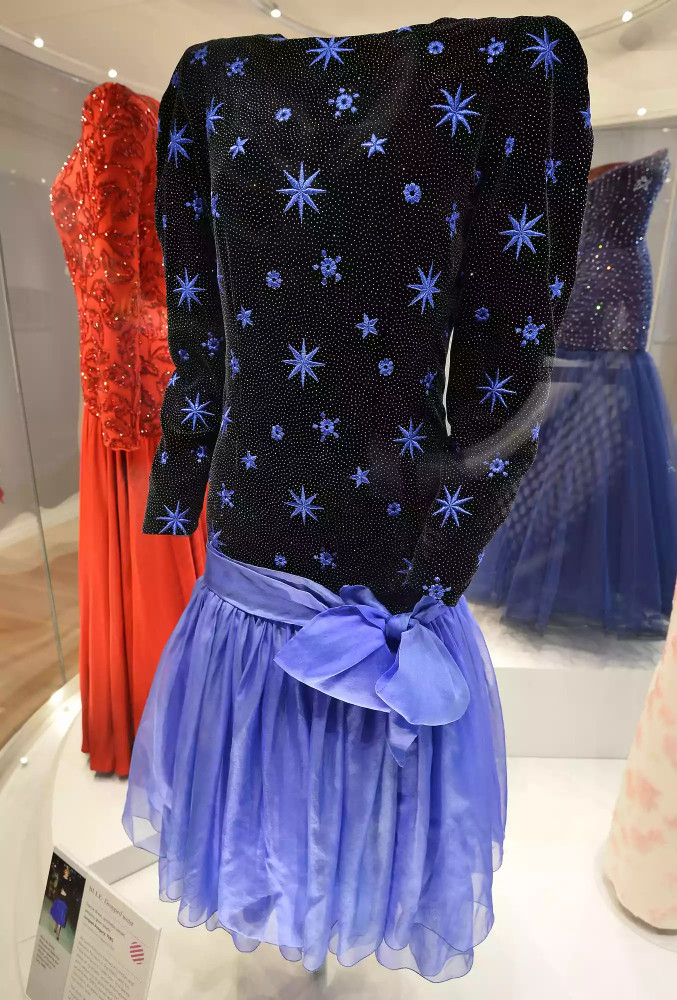 Prenses Diana’nın ikonik elbisesi rekor fiyata alıcı buldu