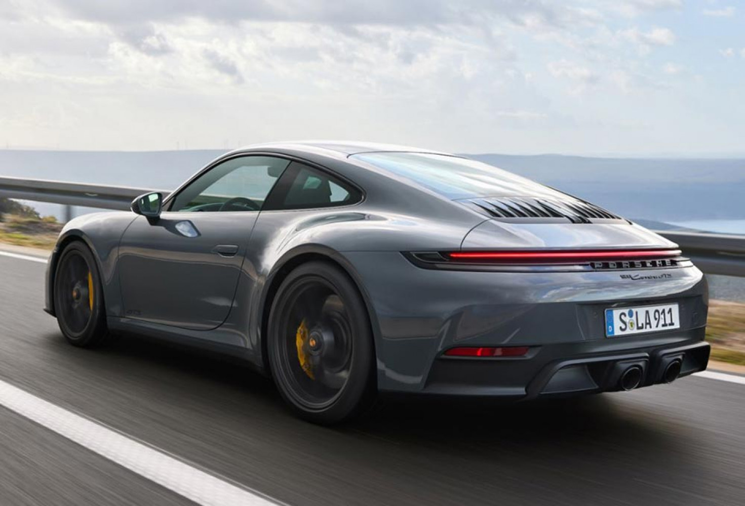 İlk hibrit Porsche 911 tanıtıldı