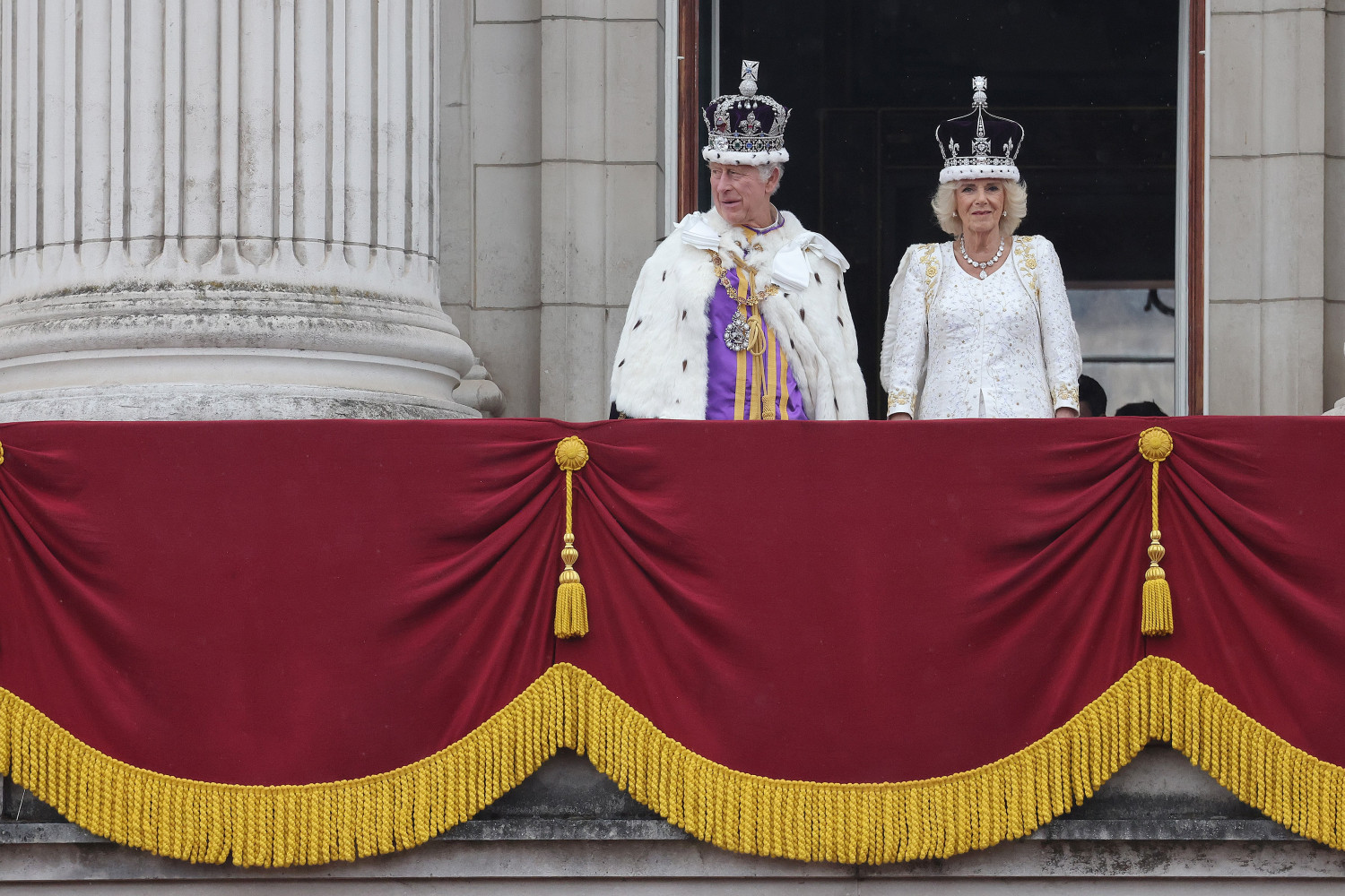 Kraliyet Ailesi’nin büyük günü: Kral 3. Charles büyüleyici törenle taç giydi